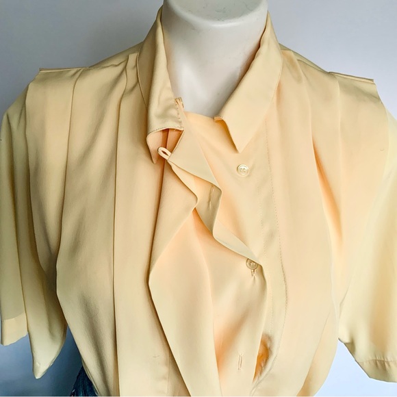 v i n t a g e :: Pleated Glamorous Padded Satin Blosse - Picture 9 of 10